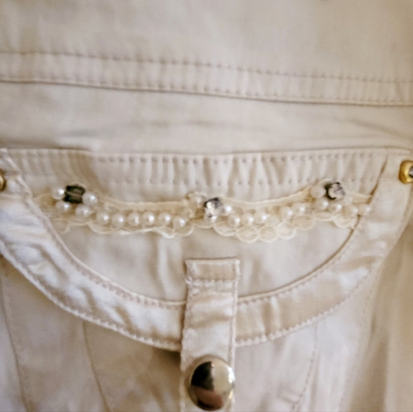 Style Brand Winter White Jeweled  Size 8 Capris. - Picture 3 of 6